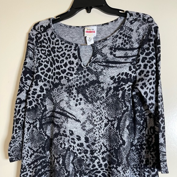 Ruby Rd favorite light weight sweater - Picture 2 of 9